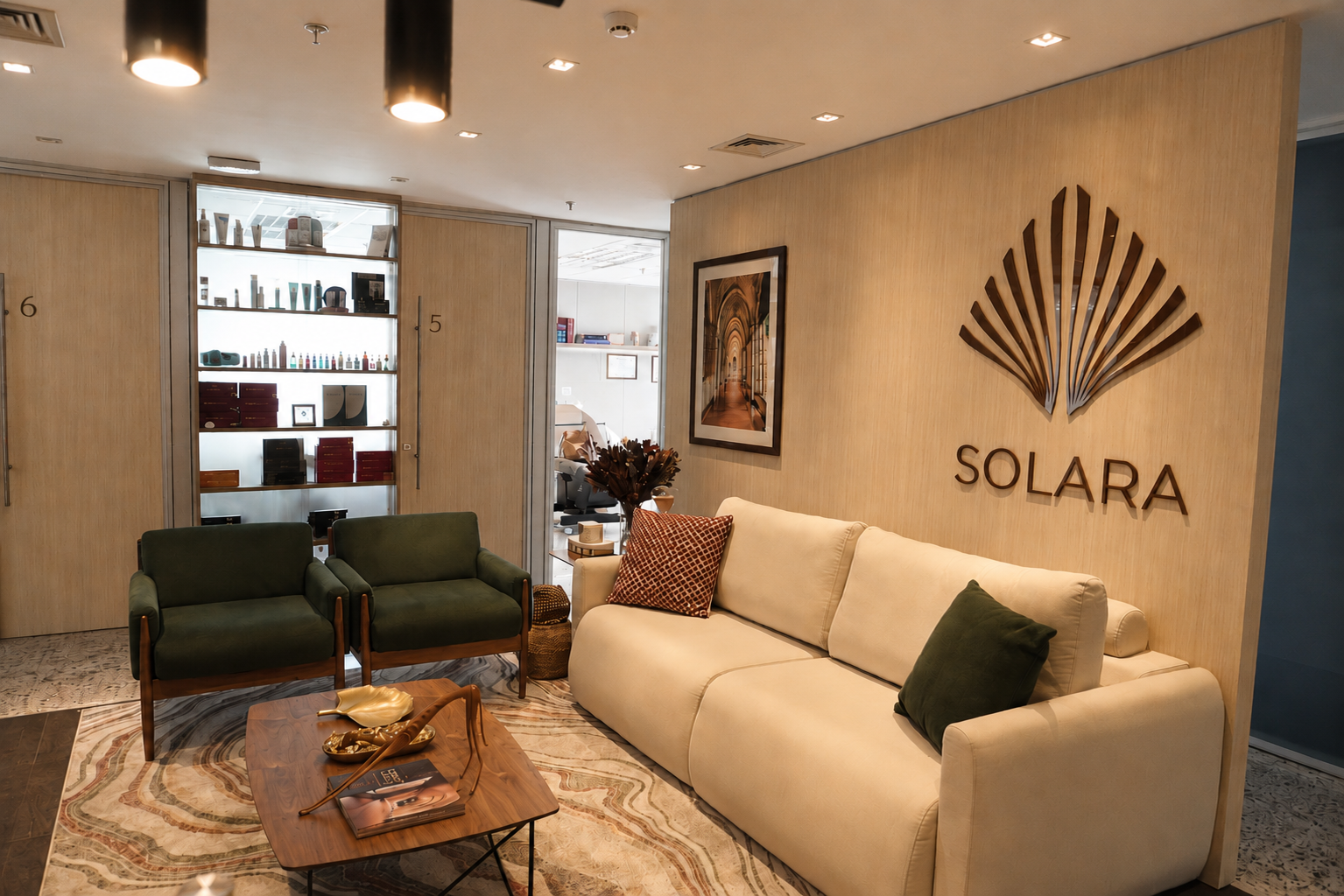 Recepção principal da Solara com identidade visual e área de espera acolhedora