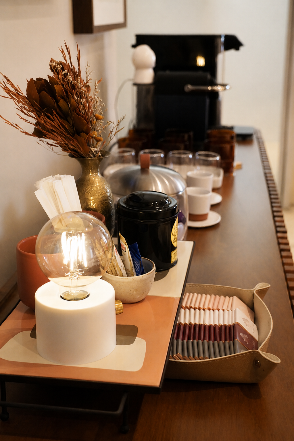 Estação de café e hospitalidade na recepção da clínica