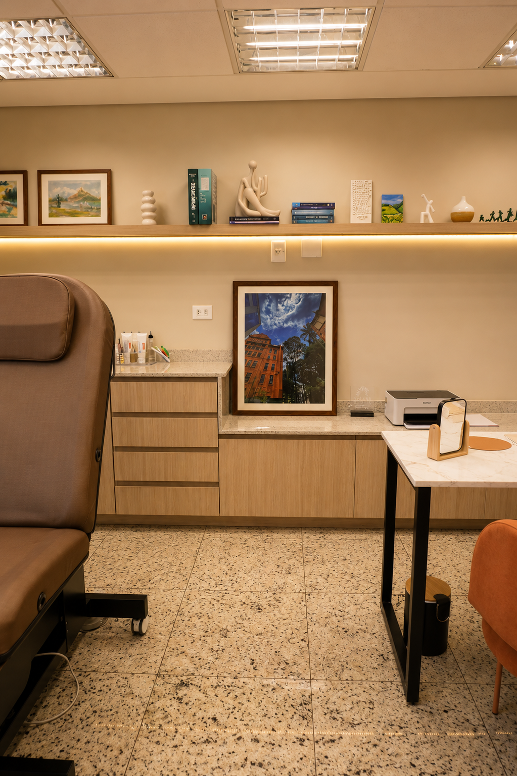 Detalhe do consultório com bancada em mármore e prateleira iluminada